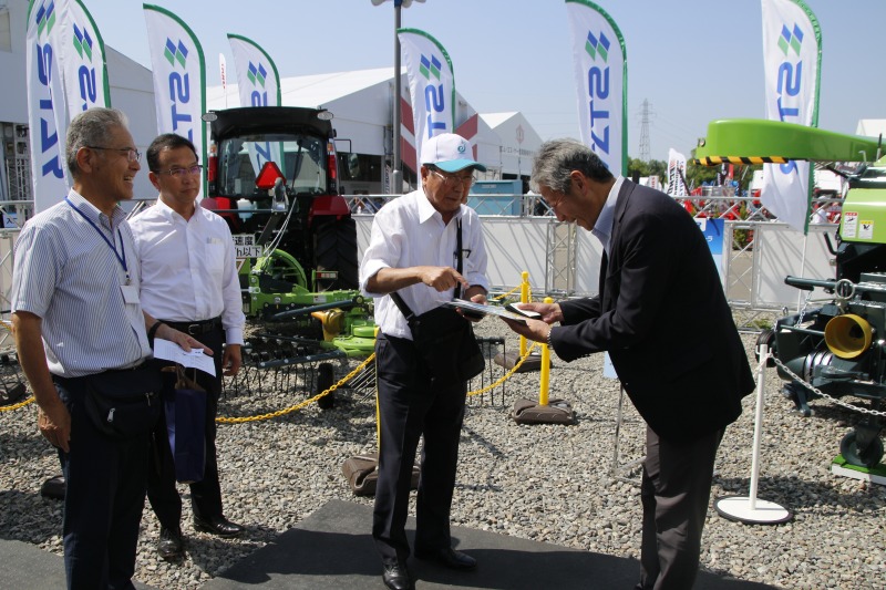帯広展で安全啓発 日本農業機械工業会の木股会長が各社ブース訪問